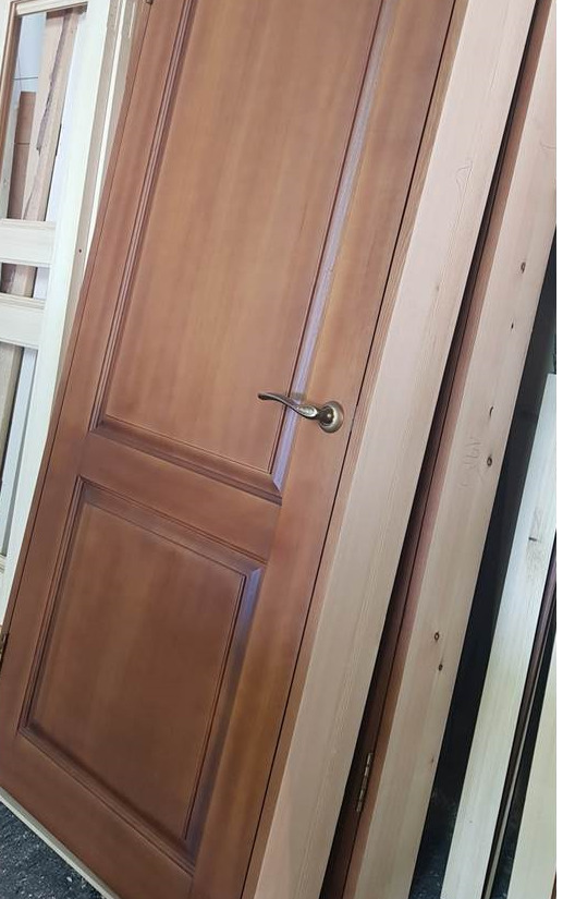 Филенчатая дверь из массива дерева