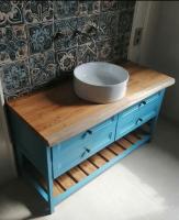 Под заказ сделана тумба в сан. узел из дуба.